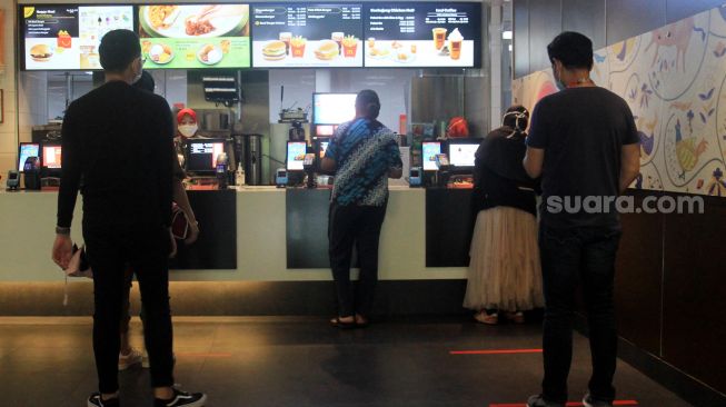 Pengunjung mengantri memesan makanan di McDonalds Sarinah Thamrin, Jakarta, Jumat (8/5).  [Suara.com/Oke Atmaja]
