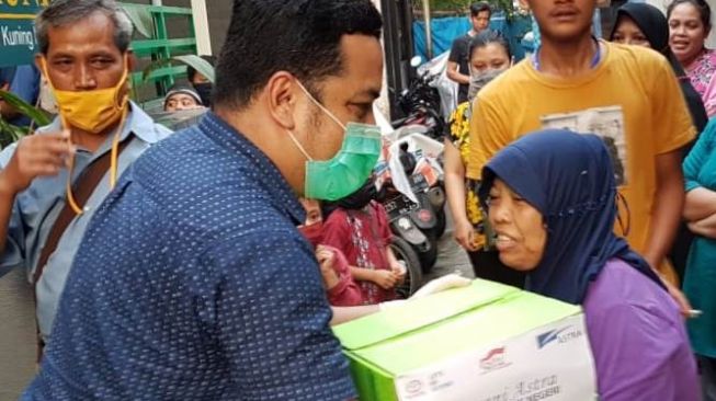 Karyawan Grup Astra Bandung menyerahkan secara langsung bantuan paket sembako ke masyarakat.[Dok Nurani Astra].