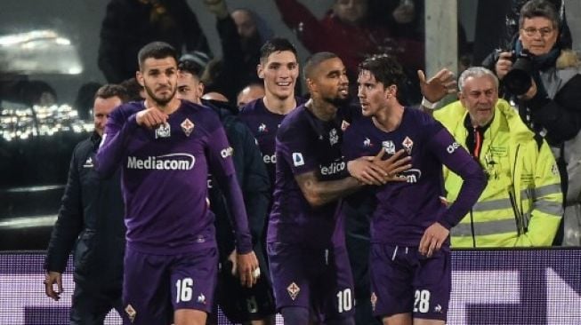 Para pemain Fiorentina merayakan gol Dusan Vlahovic (kanan) usai mencetak gol melawan Inter Milan di Artemio-Franchi stadium. Filippo MONTEFORTE / AFP