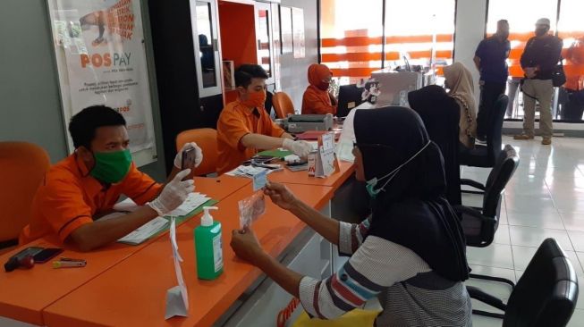 PT Pos Distribusikan Bantuan Sosial Tunai Ke Masyarakat Terdampak Covid-19