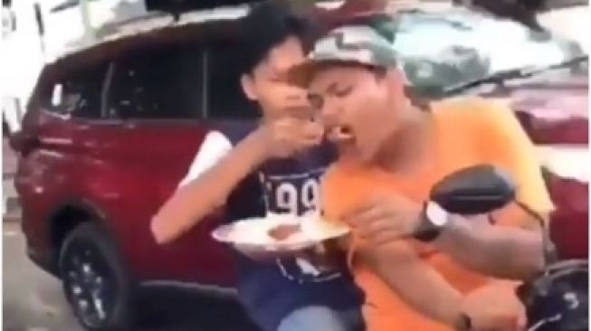 Video Pemuda Makan di Atas Motor saat Bulan Puasa, Panen Hujatan