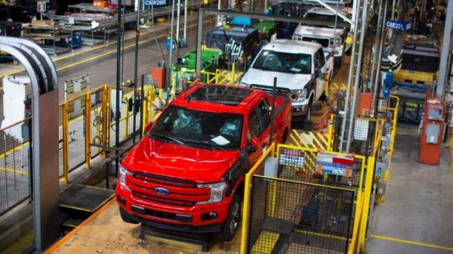 Lini produksi sebuah pabrik Ford Motor Company yang berlokasi di Amerika Serikat [Ford via ANTARA Foto].