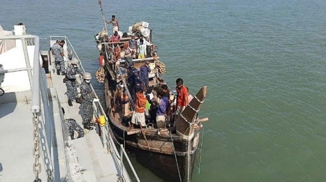 Angkatan Laut Bangladesh menyelamatkan pengungsi Rohingya yang terombang-ambing di laut. [AFP]