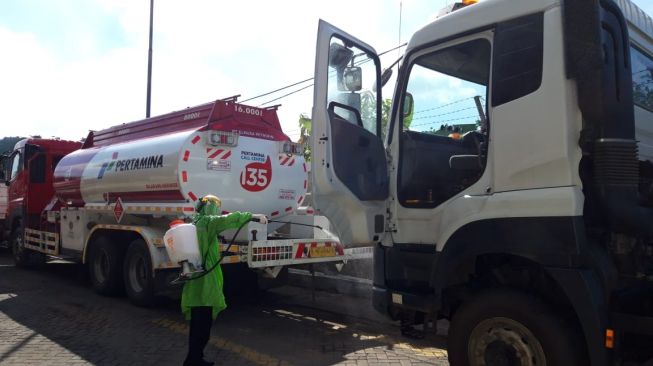 Astra UD Trucks melakukan penyemprotan disinfektan pada bagian-bagian penting atau yang sering bersentuhan langsung dengan pengemudi ataupun kenek truk [Dok Astra UD Trucks].