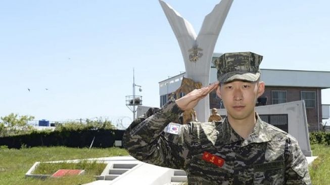 Son Heung-min tuntaskan wajib militer di Korea Selatan. (HANDOUT / REPUBLIC OF KOREA MARINE CORPS / AFP)