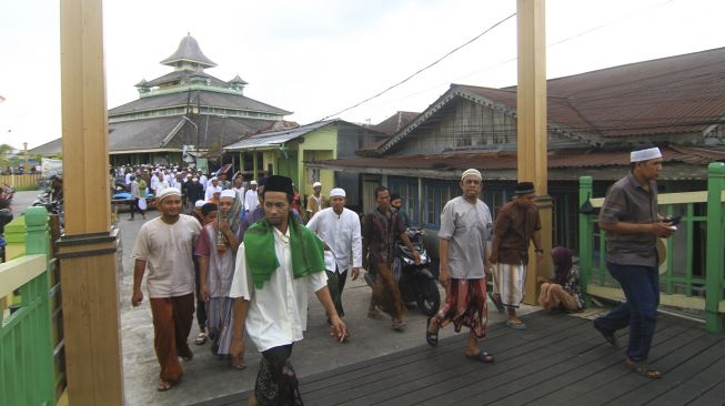 Sejumlah umat Islam berjalan keluar dari Masjid Jami Sultan Abdurrahman usai menunaikan shalat jumat di Pontianak, Kalimantan Barat, Jumat (8/5). [ANTARA FOTO/Jessica Helena Wuysang]
