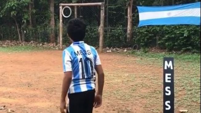 Seorang bocah bernama Mishal Abulais sukses menirukan sepakan Lionel Messi. (Instagram/abulais_1)