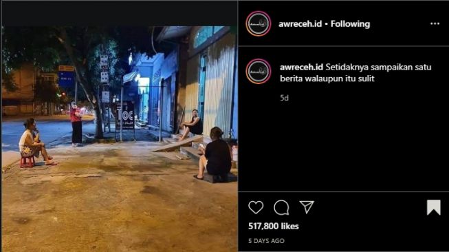 Utamakan Social Distancing, Foto Ibu-ibu Asyik Gibah Saat Pandemi Ini Viral