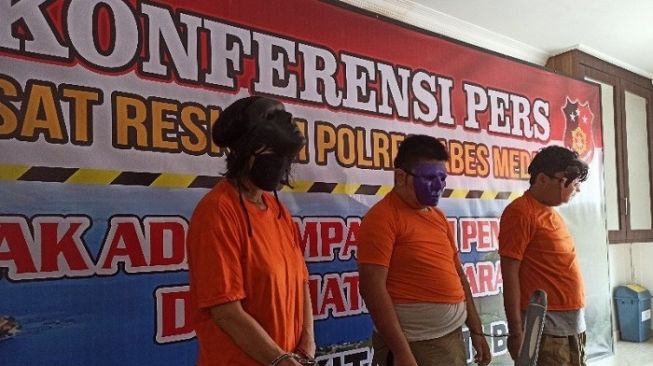 Ketiga tersangka kasus pembunuhan sadis terhadap korban seorang perempuan berinisial EL (21) di Kompleks Cemara Asri, Kecamatan Percut Sei Tuan, Kabupaten Deli Serdang, Provinsi Sumatera Utara (Sumut). (ANTARA/Nur Aprilliana Br Sitorus)