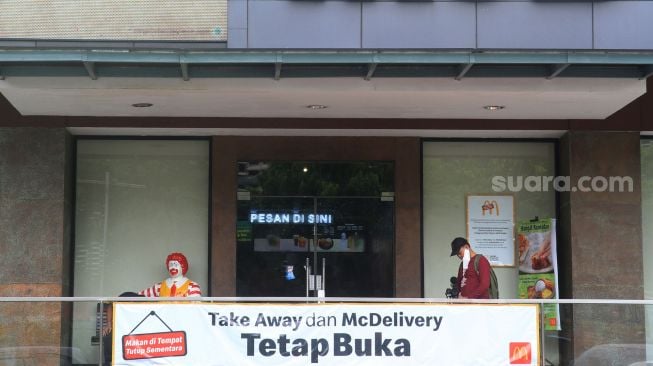 Suasana di pintu masuk McDonalds Sarinah Thamrin, Jakarta, Jumat (8/5). [Suara.com/Oke Atmaja]