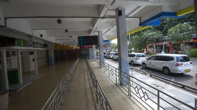 Suasana Bandara Halim Perdanakusuma yang lengang di Jakarta, Kamis (7/5). [ANTARA FOTO/Aditya Pradana Putra]