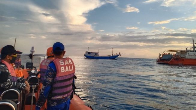Tim SAR Evakuasi ABK KM Baruna Jaya Raya di Perairan Bali Utara