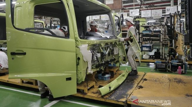 Perakitan di Pabrik Hino, Purwakarta [Hino via ANTARA Foto/HO].