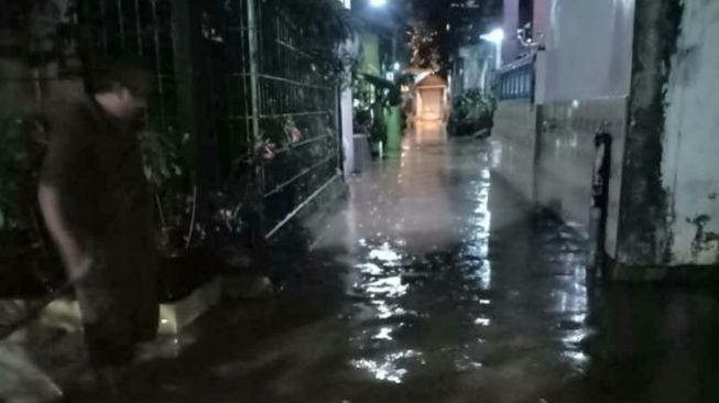 Diguyur Hujan Deras, Beberapa Titik di Semarang Banjir dan Longsor