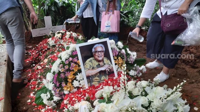 Jenazah Istri Adi Kurdi Dikubur di Sebelah Makam Sang Suami