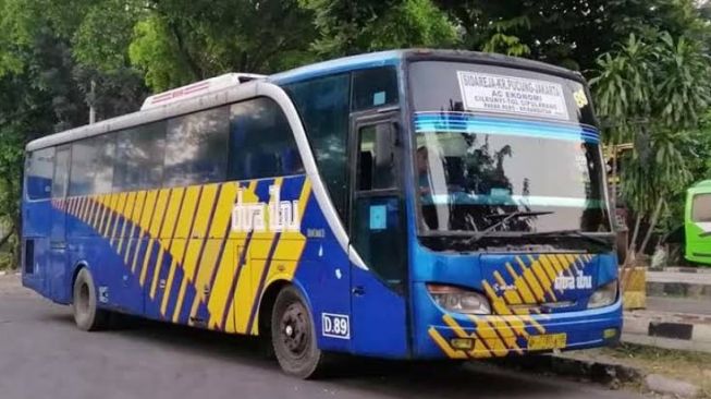 Melarat karena PSBB, Sopir Bus Doa Ibu Jual Emas Istri buat Beli Susu Anak