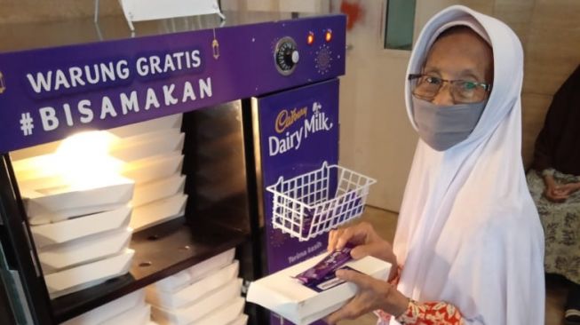 Tak hanya petugas medis, keluarga maupun kerabat pasien (tampak pada foto) yang sedang berjaga di rumah sakit juga dapat mengambil paket buka puasa dan coklat Cadbury di dalam Food Box (5/5).