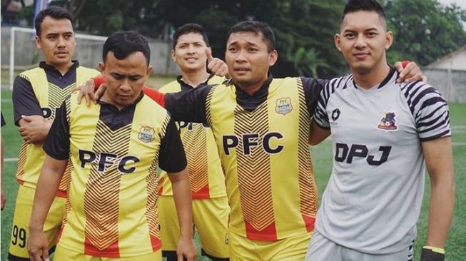 Gariz Luis (kanan) bermain sepakbola bareng teman-teman. [Instagram]