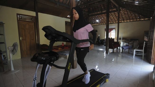 Atlet Para Atletik Indonesia Karisma Evi Tiarani berlatih olahraga di rumahnya di Simo, Boyolali, Jawa Tengah, Sabtu (9/5). [ANTARA FOTO/Aloysius Jarot Nugroho]