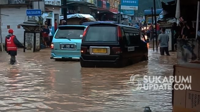 Banjir dengan Ketinggian 60-70 Cm Landa Jalan Raya Baros, Dua Warung Ambrol