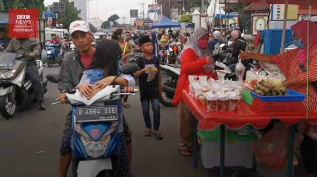 Berburu Takjil saat PSBB (BBC News Indonesia)