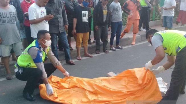 Wanita Penyeberang Jalan Tewas Ditabrak Motor di Tambora