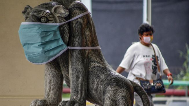 Patung macan yang dipasangi masker kain di kawasan pusat perbelanjaan Botani Square, Bogor, Jawa Barat, Minggu (10/5).   [ANTARA FOTO/Yulius Satria Wijaya]