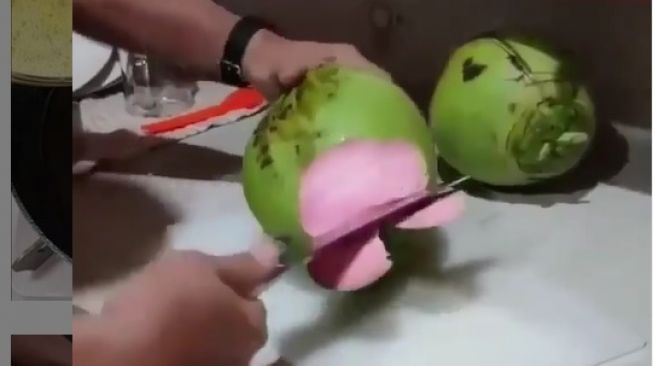 Kelapa Muda Kulit Dalam Bewarna Pink Bikin Penasaran, Netizen Debat Namanya