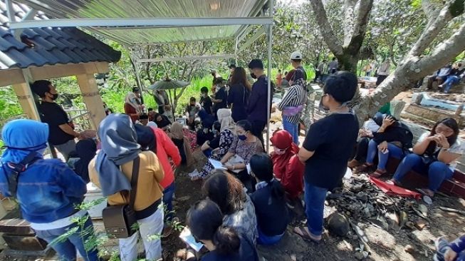 Ratusan Sobat Ambyar Ziarah ke Makam Didi Kempot, Baca Yasin dan Tahlil