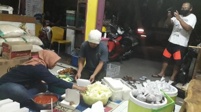 Proses pembungkusan makanan sahur untuk take away dalam pembagian sahur gratis di ISI pada 2019 - (SuaraJogja.id/HO-dok Joko Taruna)