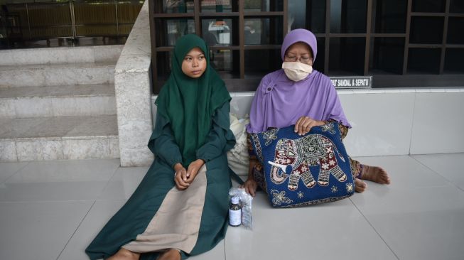 Miskin karena Corona, Janda 1 Anak Tidur di Masjid, Tak Mampu Bayar Kost