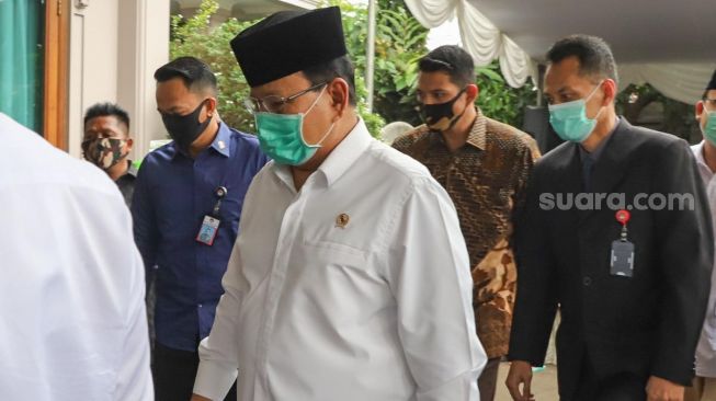 
Menhan Prabowo Subianto melayat jenazah Mantan Panglima TNI Jenderal TNI (Purn) Djoko Santoso di rumah duka kawasan Bambu Apus Raya, Jakarta Timur, Minggu (10/5).  [Suara.com/Alfian Winanto]
