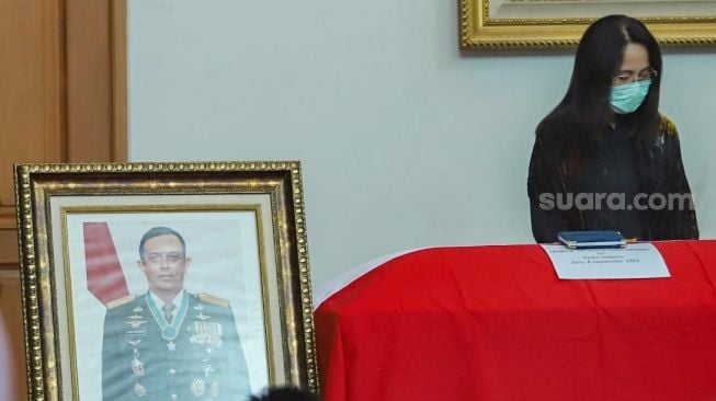 Keluarga berdoa didepan peti jenazah Jendral TNI (Purn) Djoko Santoso di rumah duka, Bambu Apus, Jakarta Timur, Minggu (10/5). [Suara.com/Alfian Winanto]