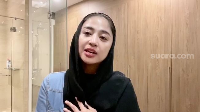 Dewi Perssik Doakan Kesembuhan Syekh Ali Jaber dari Covid-19