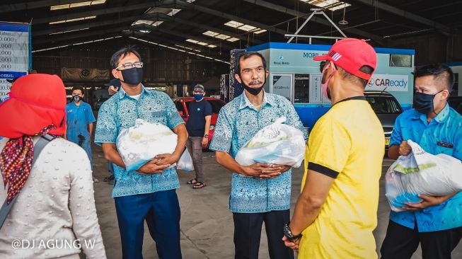 Maresha Beaute memberikan bingkisan kepada para sopir taksi. [DJ Agung W/dokumentasi pribadi Maresha Beaute]