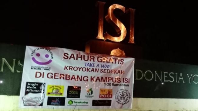 Suasana pembagian sahur gratis di ISI pada 2019 - (SuaraJogja.id/HO-dok Joko Taruna)