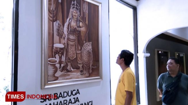 Pengunjung tengah melihat lukisan Sri Baduga Maharaja Prabu Siliwangi di Museum Pusaka Keraton Kesepuhan Cirebon. [Dok. Times Indonesia]