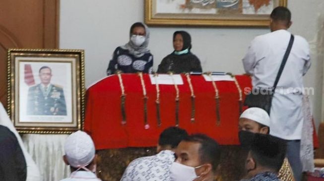 Suasana dirumah duka Jendral TNI (Purn) Djoko Santoso, Bambu Apus, Jakarta Timur, Minggu (10/5). [Suara.com/Alfian Winanto]