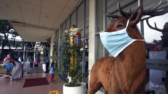 Patung hewan Rusa yang dipasangi masker kain di kawasan pusat perbelanjaan Botani Square, Bogor, Jawa Barat, Minggu (10/5).   [ANTARA FOTO/Yulius Satria Wijaya]