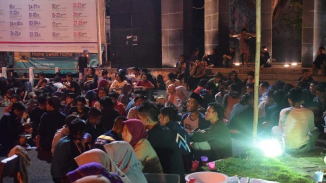 Suasana pembagian sahur gratis di ISI pada 2019 - (SuaraJogja.id/HO-dok Joko Taruna)