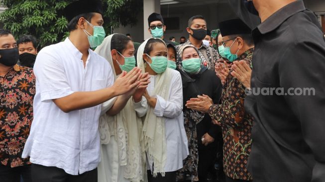 keluarga iringi  upacara pelepasan jenazah Jendral TNI (Purn) Djoko Santoso di rumah duka, Bambu Apus, Jakarta Timur, Minggu (10/5).  [Suara.com/Alfian Winanto]