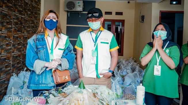 Produk Baru Laris Manis, Maresha Beaute Bagi-bagi Bingkisan ke Masyarakat