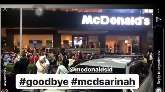 Ulah warga saat McD Sarinah ditutup. (Instagram/@lets.talkandjoy)