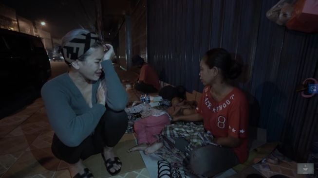 Bagi Sembako, Nikita Mirzani Nangis Temui Satu Keluarga Tidur di Jalan
