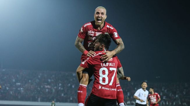 Paulo Sergio bersama Stefano Lilipaly sedang merayakan gol (dok. Bali United)