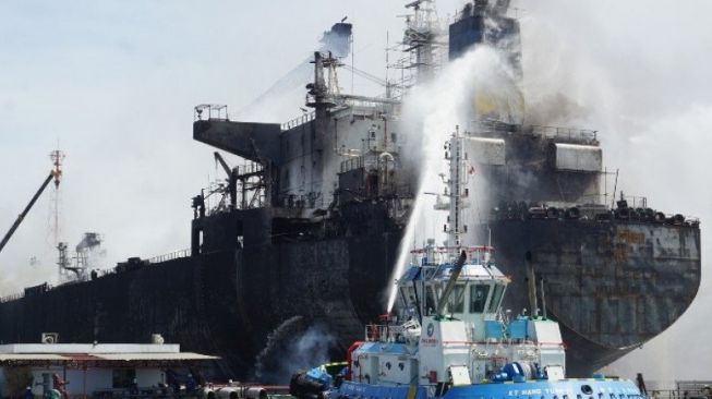 Kapal Tanker Meledak dan Terbakar di Belawan Medan. (Antara)