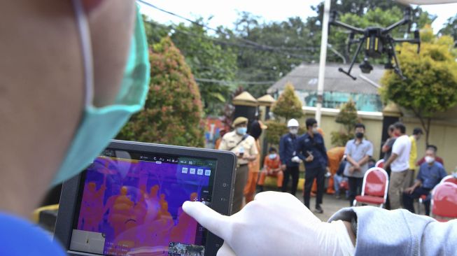 Layar menampilkan hasil pemindaian suhu tubuh yang dipasangkan di sebuah pesawat nirawak atau drone di kawasan Pancoran, Jakarta, Senin (11/5). [ANTARA FOTO/Hafidz Mubarak ]