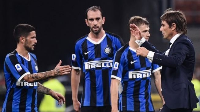 Pelatih Inter Milan Antonio Conte (kanan) menyambut pemainnya, Stefano Sensi (dari kiri), Diego Godin dan Nicolo Barella usai menjamu Lazio. Marco Bertorello / AFP