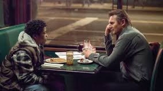 Salah satu adegan film A Walk Among the Tombstones yang dibintangi Liam Neeson.