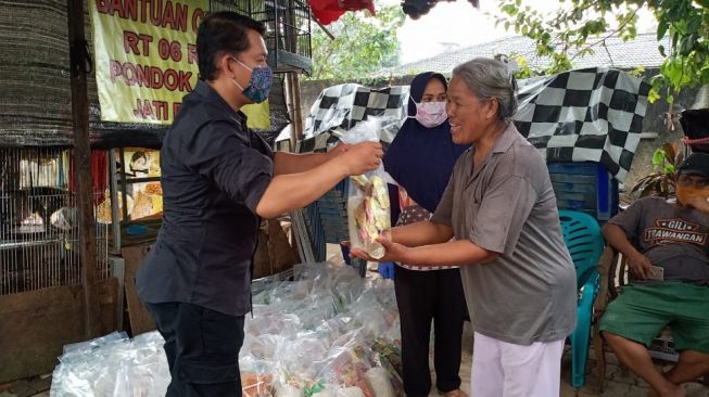 Solid Gold Berjangka Salurkan 1.000 Sembako ke Warga Terdampak Corona